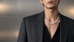 メンズパールネックレス7mmをシルバーチェーンと重ね付けした男性