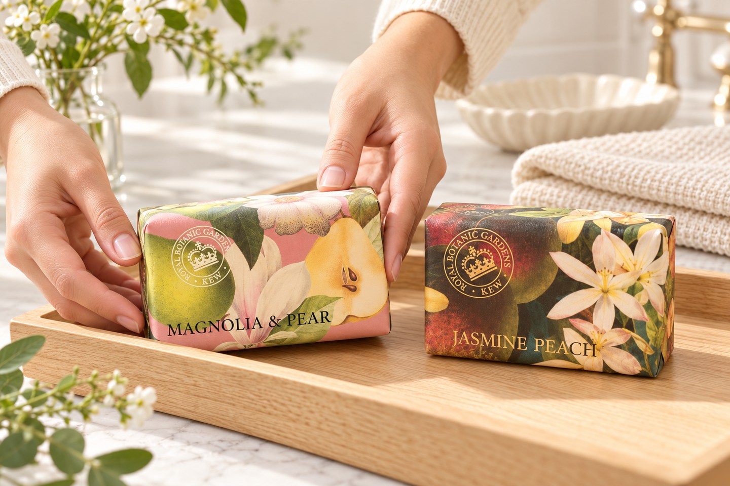 English Soap Companyのマグノリア&ペアとジャスミンピーチを洗面所に置くイメージ